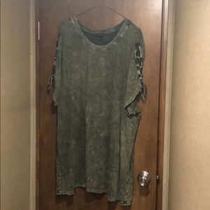 Torrid sz 5 Green acid wash shirt with tie sleeves